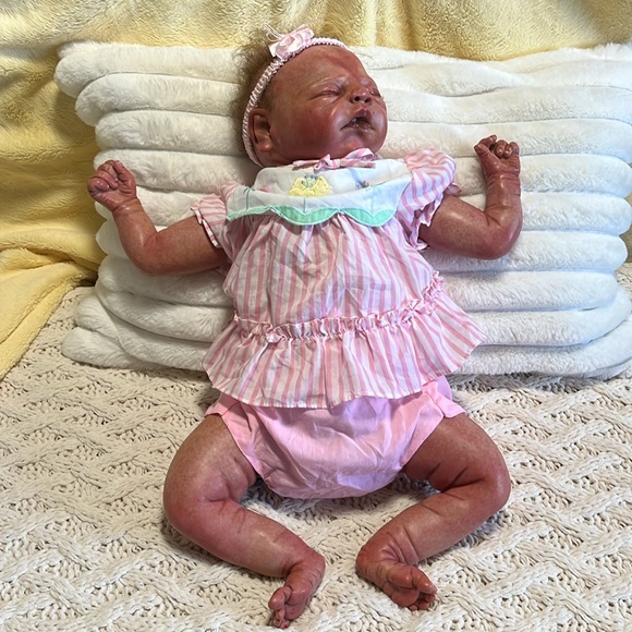 Beautiful reborn doll. Feels so realistic. Soft hair and articulated head/limbs. - Picture 1 of 16